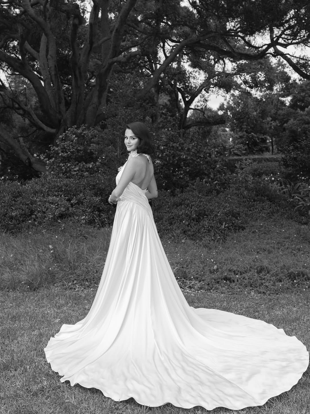Selena Gomez usando vestido de cetim Ralph Lauren em seu casamento com Benny Blanco