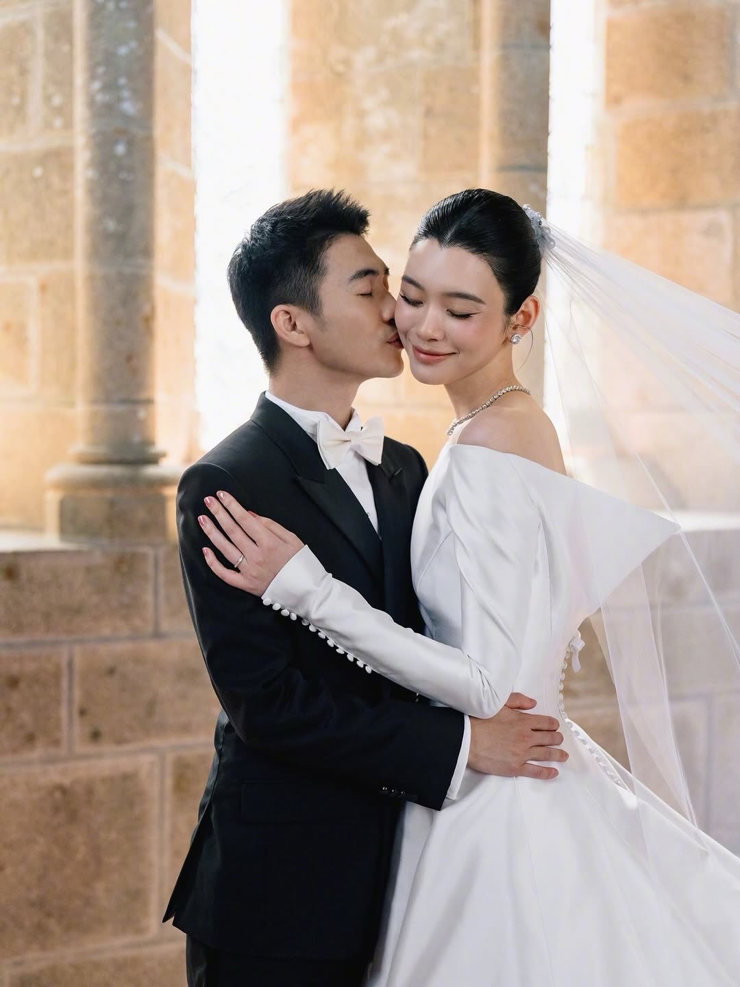 A supermodelo chinesa Ming Xi e o empresário Mario Ho realizaram uma cerimônia luxuosa na França, sete anos depois de oficializarem a união no civil. O casamento teve vestido Dior Haute Couture, filhos no altar e um dos cenários históricos mais impressionantes do mundo.