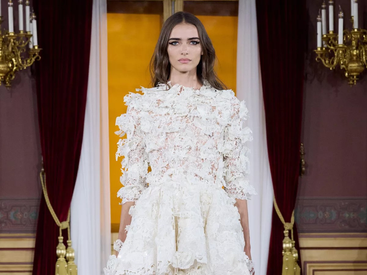 vestido de noiva ArdAzAei alta-costura inverno 2026 com construção arquitetônica delicada