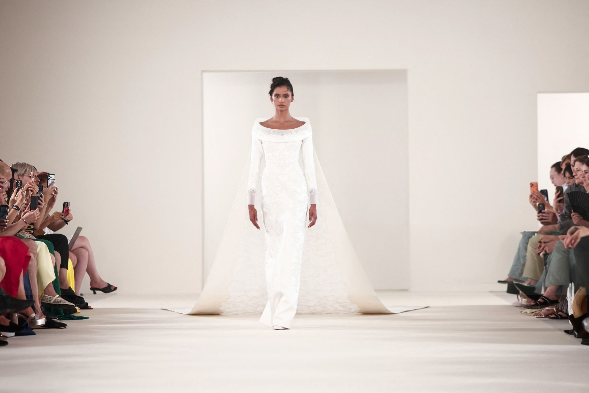 vestido de noiva Rami Al Ali alta-costura inverno 2026 com dobras geométricas e madrepérola 