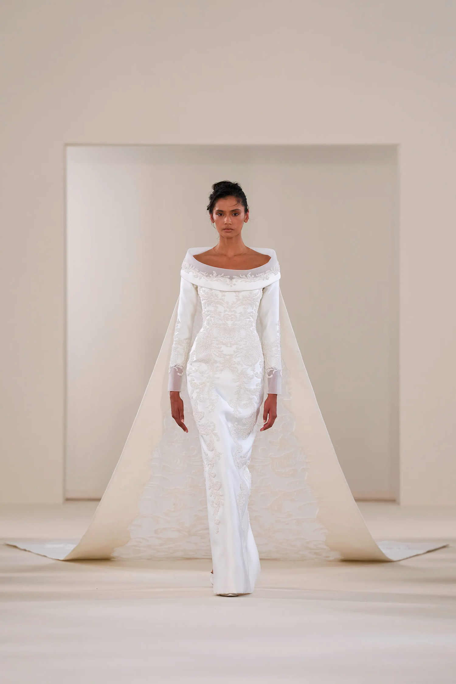 vestido de noiva Rami Al Ali alta-costura inverno 2026 com dobras geométricas e madrepérola