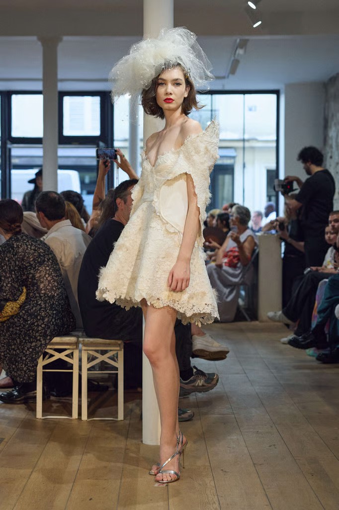 vestido de noiva Ronald van der Kemp alta-costura inverno 2026 criado com upcycling