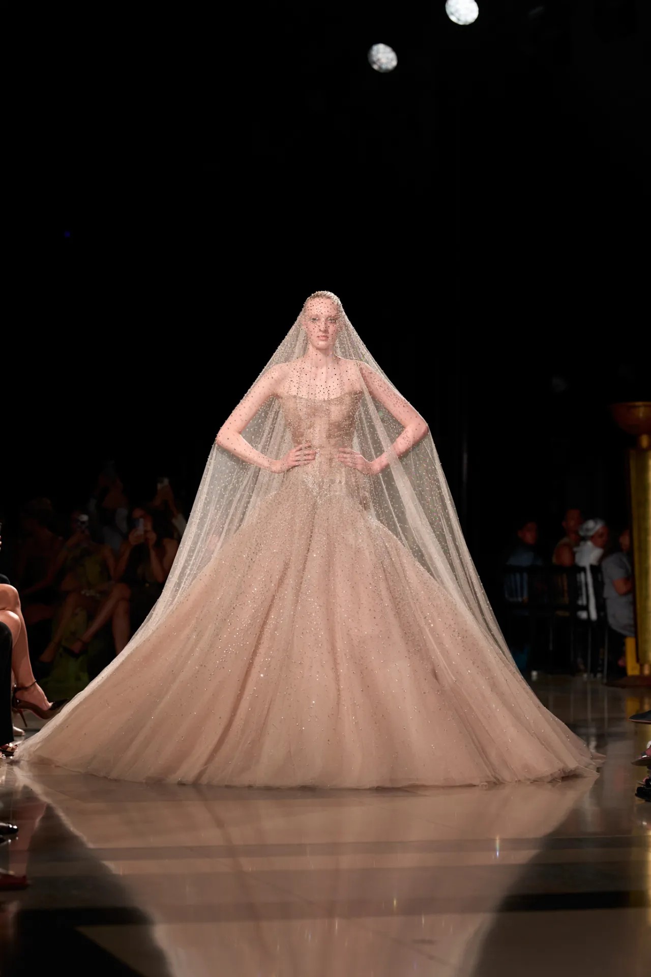 vestido de noiva Elie Saab alta-costura inverno 2026 com cauda longa em tom fora do branco