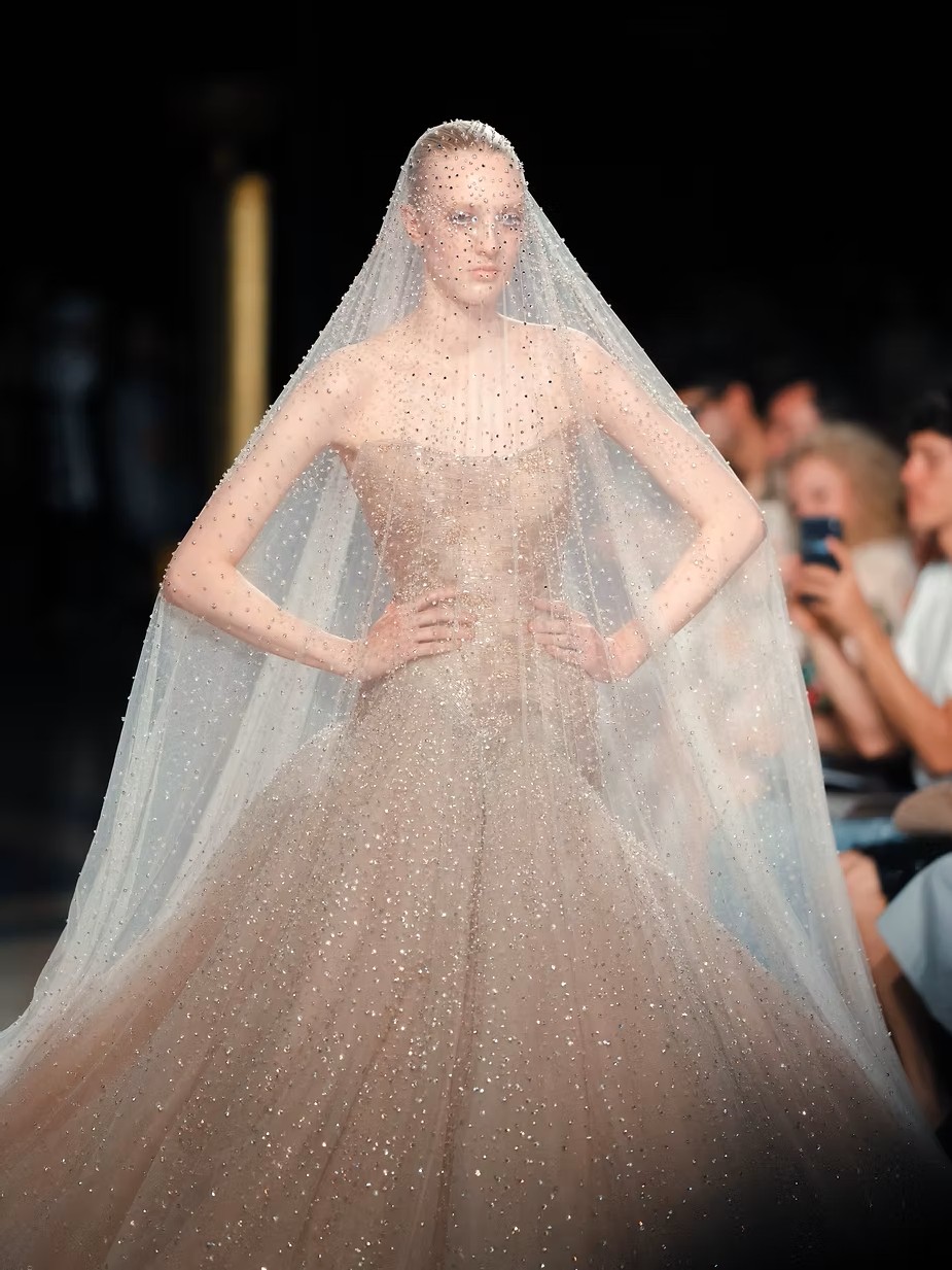 vestido de noiva Elie Saab alta-costura inverno 2026 com cauda longa em tom fora do branco