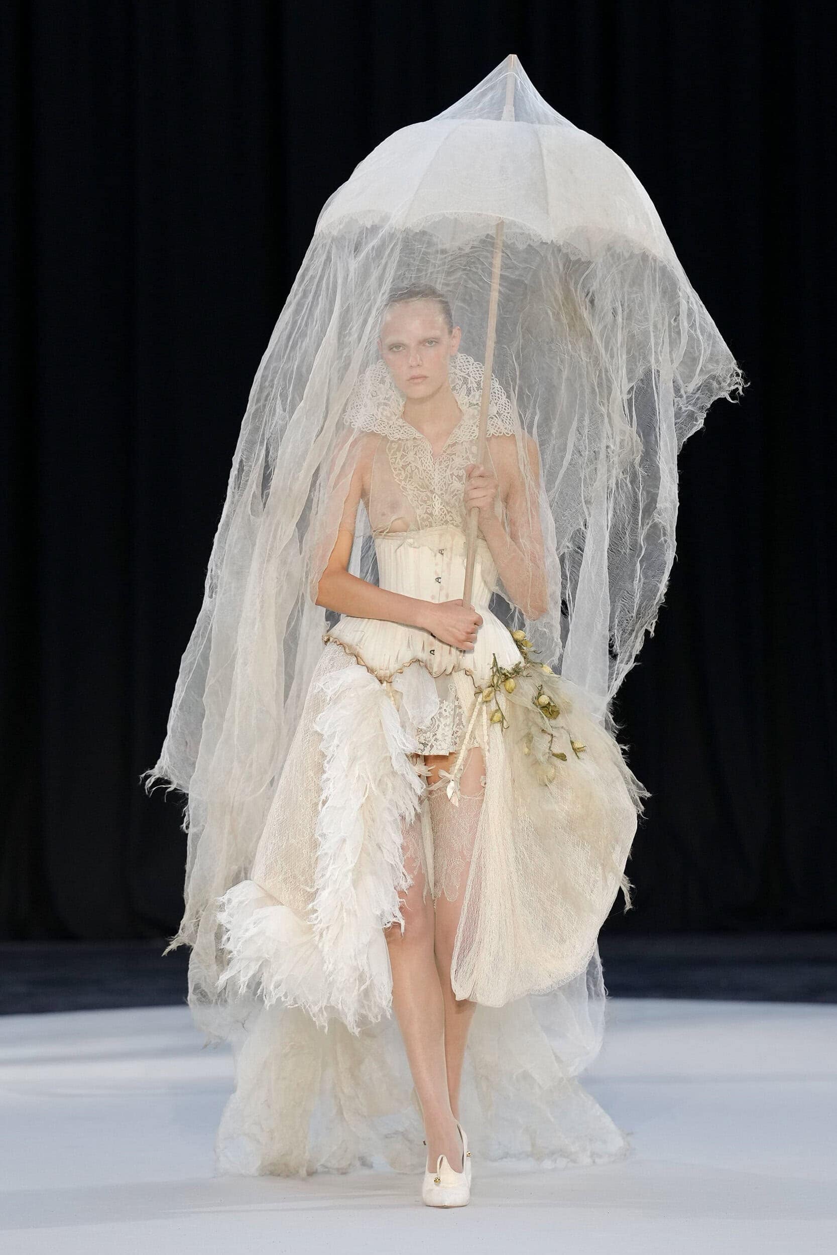 vestido de noiva Ashi Studio alta-costura inverno 2026 com construção escultural e modelagem arquitetônica