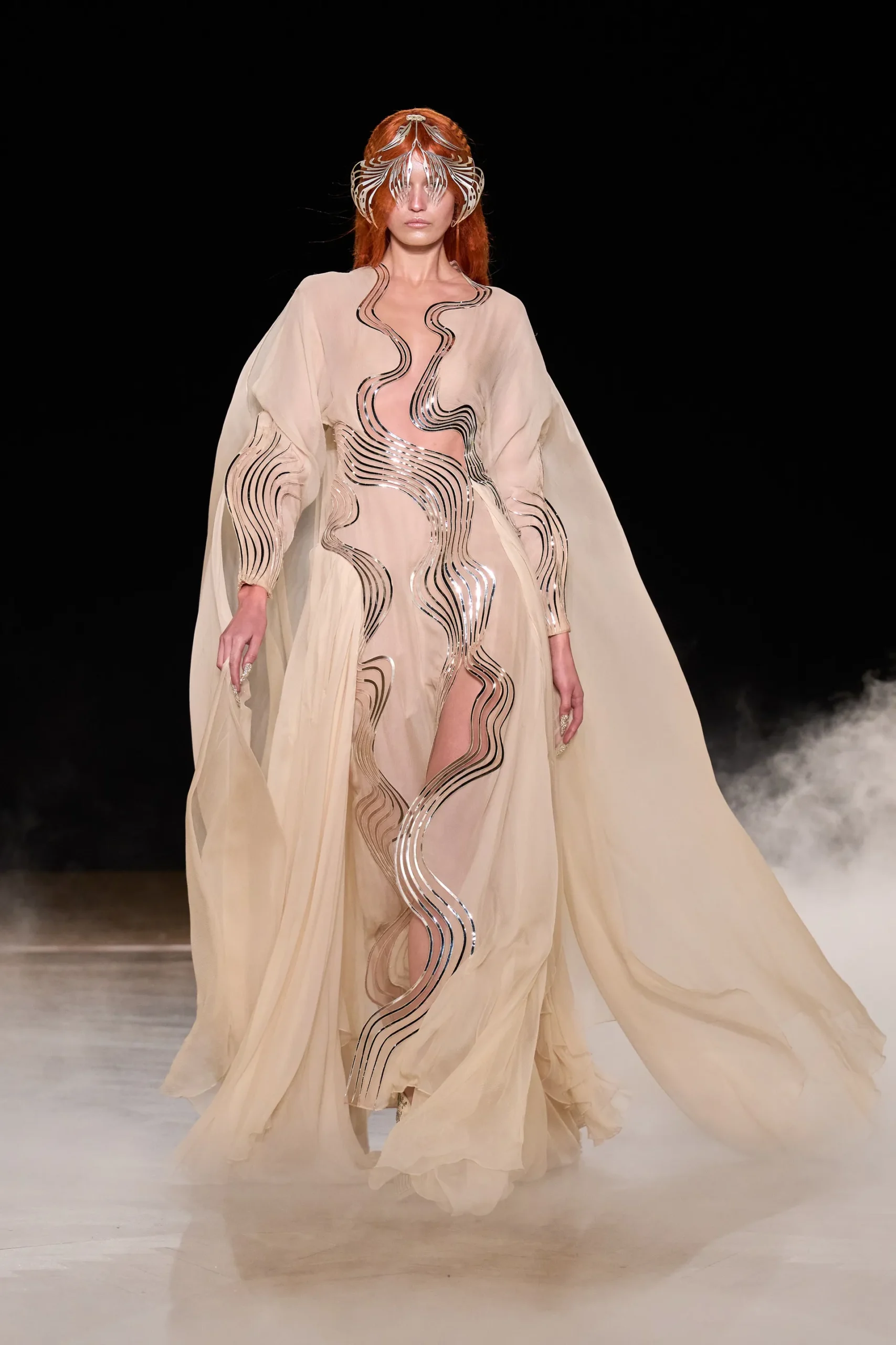 vestido de noiva Iris van Herpen alta-costura inverno 2026 com construção translúcida e efeito orgânico