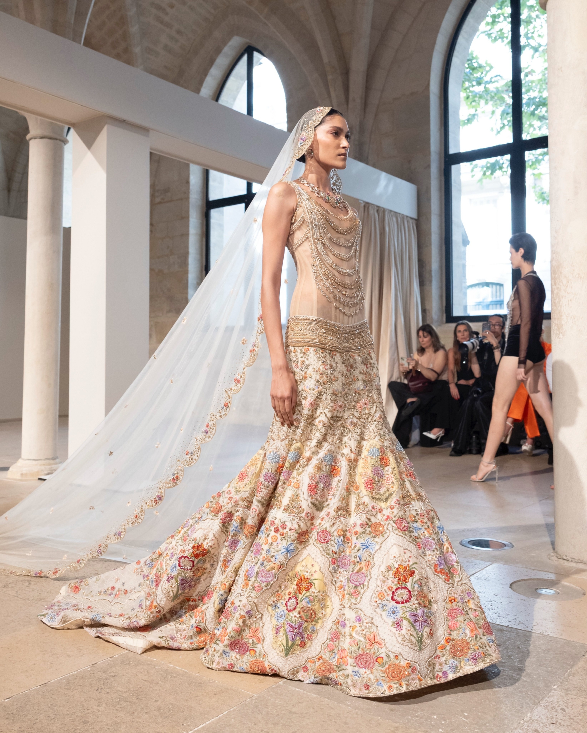 vestido de noiva Rahul Mishra alta-costura inverno 2026 em formato lehenga com bordado artesanal