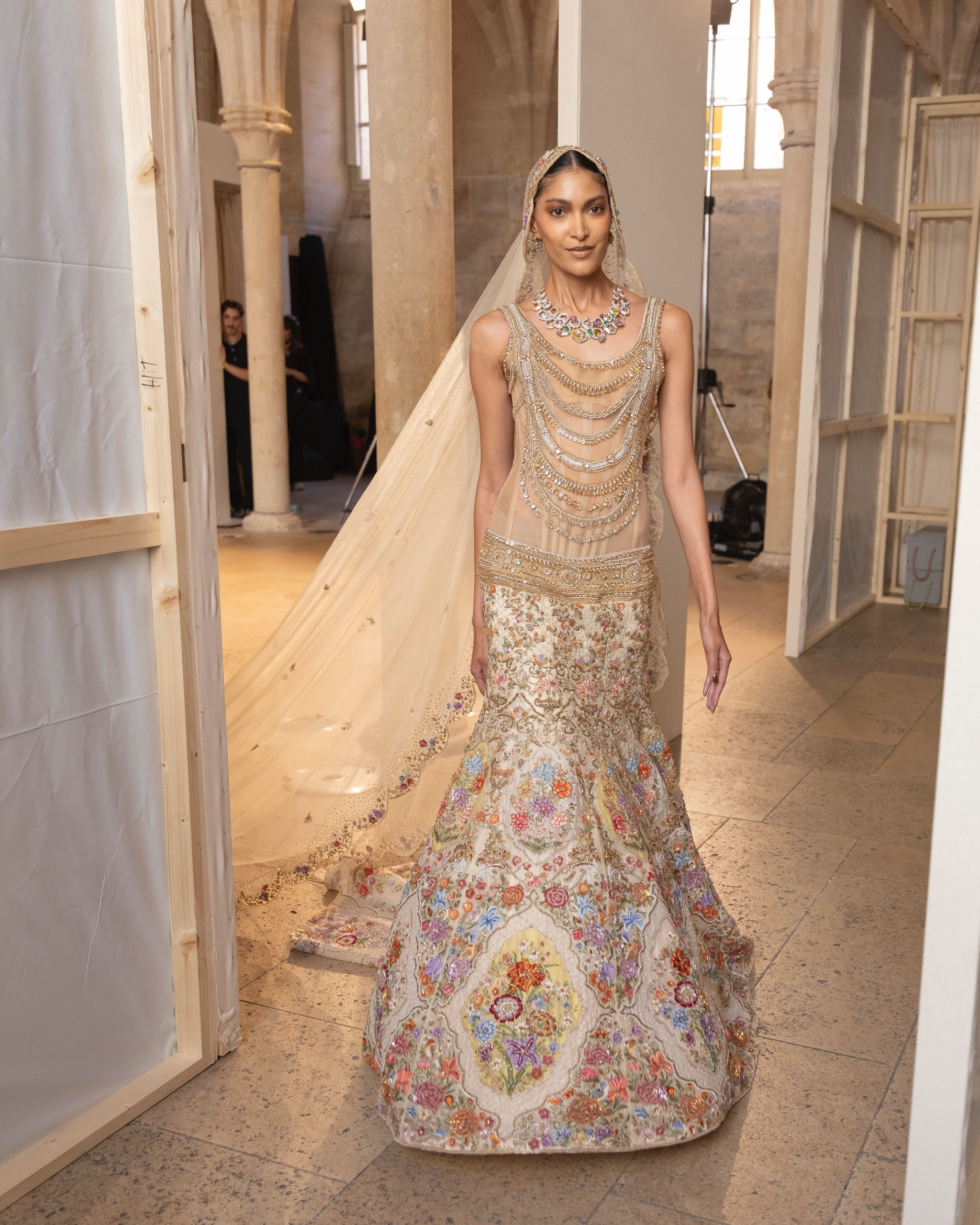 vestido de noiva Rahul Mishra alta-costura inverno 2026 em formato lehenga com bordado artesanal