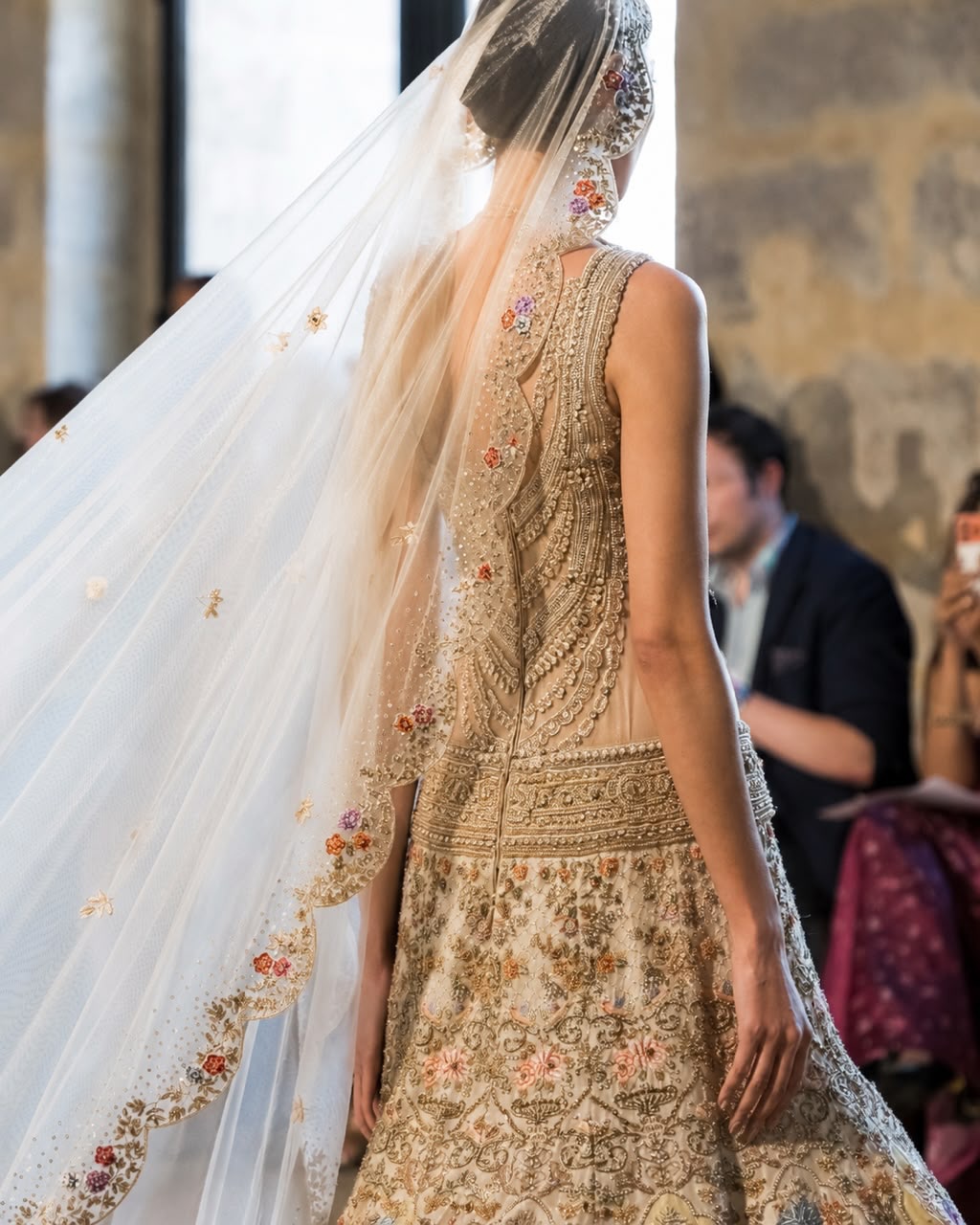 vestido de noiva Rahul Mishra alta-costura inverno 2026 em formato lehenga com bordado artesanal